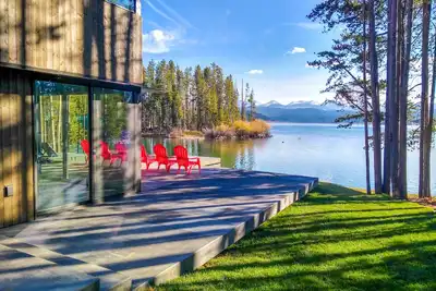 Chalet moderne sur le lac Georgetown avec une vue incroyable et un quai privé!