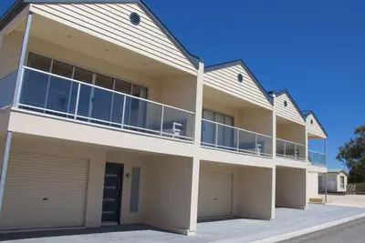 Image de Appartement moderne de 2 chambres avec vue imprenable sur la mer