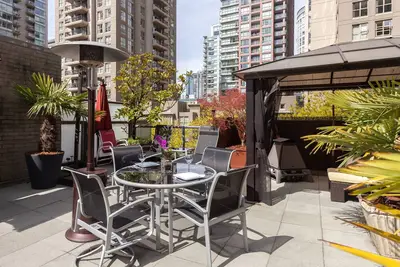 Image de A Gem In The Heart Of Yaletown - Comes With A 750 pieds carrés privée Patio