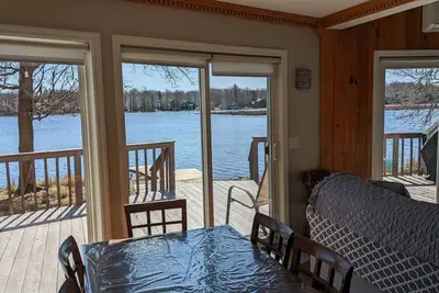 Image de Chalet au bord du lac récemment rénové Vues magnifiques, 4 chambres