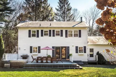 Image de PRÊT Pour Le Printemps Maison moderne avec bain à remous