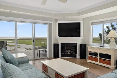 Image de Large Bayfront Condo Balcon privé Piscine sur le toit 1. 5 pâtés de maisons de la plage Grands couchers de soleil! WiFI Hd Tv