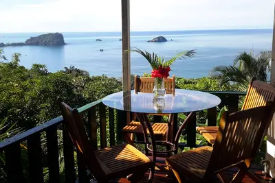 Image de Maison romantique avec 4 ponts et de belles vues sur l'océan!