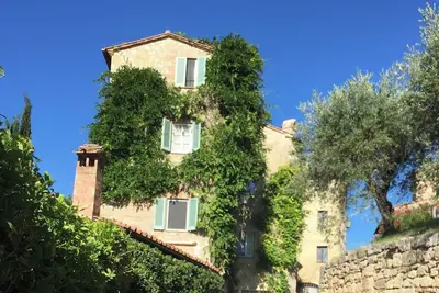 Image de Belle villa avec piscine au bord d'un spectaculaire village médiéval