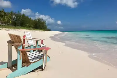 Image de Domaine privé en bord de mer sur la plage Poponi de sable rose, à pied de deux restaurants