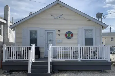 Image de Maison unifamiliale avec porche - seulement 6 maisons de la plage!
