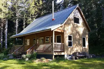 Image de CozyCattail Cabin sur notre isolée côtière estuaire bois retraite