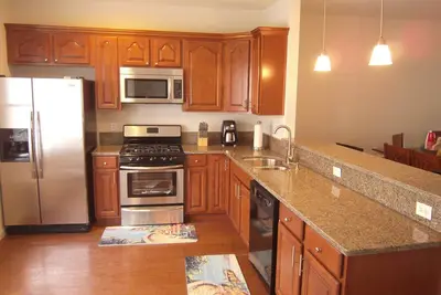 Image de ☀Nouveau Énorme ~ Luxe ~ BeachBLOCK ~ 3 niveaux ~ 4 chambres ~ Lit King ~ Piscine chauffée ~ Wifi privé
