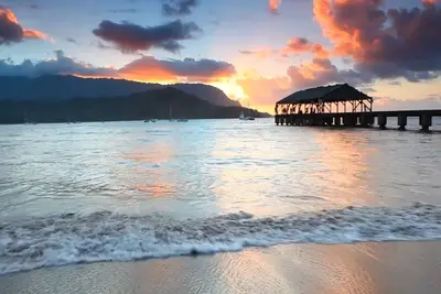 Image de Keone, The Downstairs Beach House, juste une pelouse et des arbres entre vous et Hanalei Bay