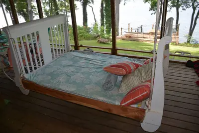 Image de Confortable maison familiale au bord du lac, charmant, principalement rénové, emplacement serein