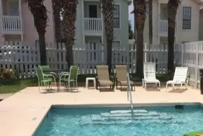 Image de Beach House, pour les familles, spacieux, calme, près de Pier Park, restrictions d'âge