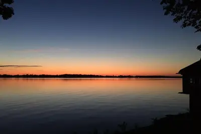 Image de Chalet rustique spacieux sur le lac Champlain, Vermont Waterfront Summer Rental