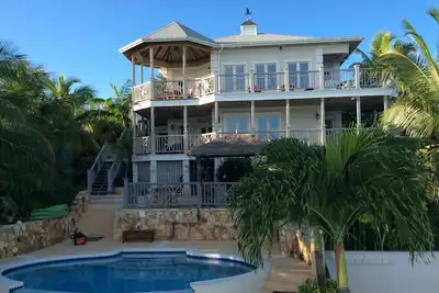 Image de Belle maison Thevine avec piscine par l'océan et des paysages à couper le souffle