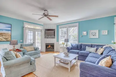 Image de Dog Friendly! Wi-Fi, Hot Tub, Game Room, Huge Deck, Short Walk to the Beach!