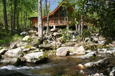 Image de Cascades et pêche à la truite, calme Streamside Accueil sur 82 Acres