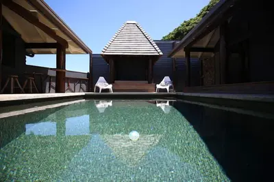 Image de Le Pod Maison, marbre piscine privée carrelée, une intimité totale