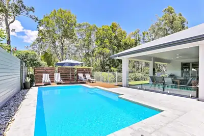Maison de style complexe privé avec chauffage de piscine solaire et toile de fond Bush
