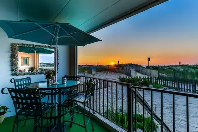 Image de Condo confortable de 2 chambres avec un décor côtier amusant, une vue sur l'océan et un accès direct à la plage situé au centre-ville et à quelques pas de l'océan!