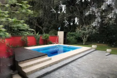 Excellente maison, rénovation, 4 chambres. Près de la plage. Piscine avec barbecue.
