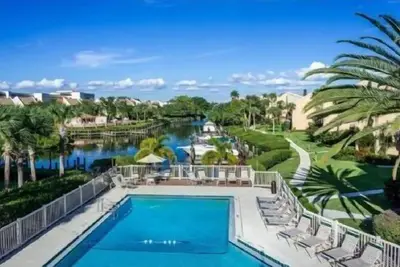 Image de Doveplum 810 - Condo de 2 chambres à coucher sur 3 étages avec plage privée avec chaises longues et parasol fournis, 2 piscines, centre de remise en forme et courts de tennis.