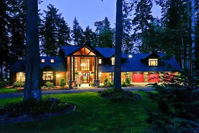 Luxury Waterfront Lodge: cuisine gastronomique, 3 cheminées, bain à remous, nid d'aigle chauve