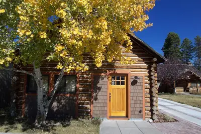 Image de Cabines du plateau sud - une belle maison en bois rond confortable près de Yellowstone