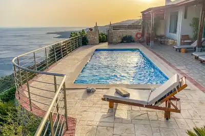 Villa Maistros sur une colline du sud de la Crète avec vue sur mer de Libye.