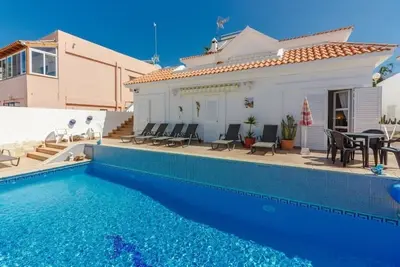 Villa spacieuse avec piscine