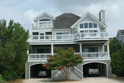 Image de Récemment rénové, spectaculaire, piscine, à quelques pas de la plage privée, maison de plusieurs millions de dollars