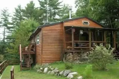 Image de Cabane En Bois Rond Deux Chambres Au Bord De La Rivière