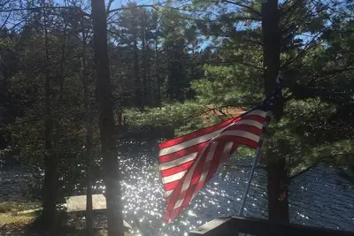 Image de Traverse City Lakefront Log Home, bain Ă remous Gratuit, Wifi et bateaux.
