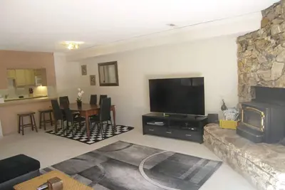 Image de 3br 2. 5ba Condo Wooded Setting Emplacement central