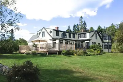 Image de Spacious 19th century 7 bedroom family farmhouse close to Acadia and the shore