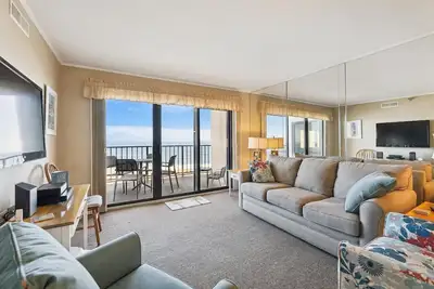 Image de Activites Quotidiennes Gratuites! Direct Oceanfront 2 chambres, 2 salles de bain avec condo ouvert en den. Accès au balcon de la salle de séjour et de la chambre principale