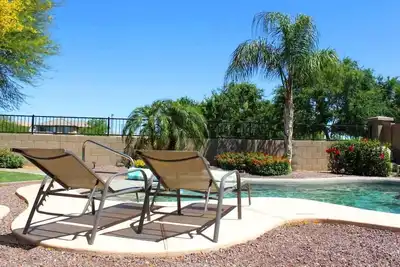 Image de Maison de vacances sereine avec piscine privée chauffée et parc