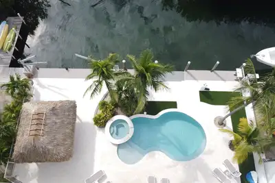 Image de Couchers de soleil de noix de coco et vue sur l'eau libre, spa de la piscine, kayaks, machine à glace, + parking
