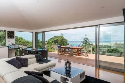 Image de Spit's End - All that you want for your beach holiday is here in this spacious modern holiday home. Some of the best views in Mangawhai greet you as you enter the upper level and there is a large deck for making the most of the vista. Located across