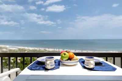 Image de Oceanfront Penthouse, 2 King Master Suites, 3 Tvhd, 2 piscines, tennis, équipement de plage