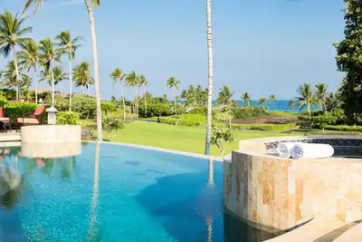 Image de Maison spacieuse avec vue sur l'océan. À quelques pas de la plage de sable blanc. Piscine et cinéma maison.