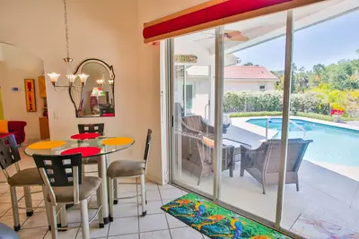 Image de Maison tropicale au bord de l'eau avec piscine et kayaks!