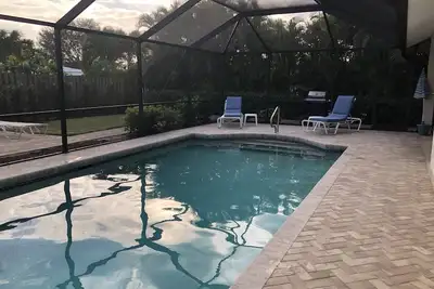 Image de Arrêtez! Regardez cette belle piscine près des plages