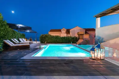 Charmante villa en pierre avec piscine chauffée et vue sur la mer