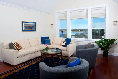 Maison spacieuse au bord de l'eau: ascenseur, climatisation, terrasses spectaculaires, vue