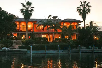 Image de Domaine riverain classique dans la magnifique plage de Sombrero - Plus de 200 'de quai