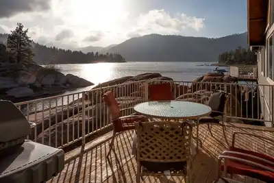 Image de Scenic Lakefront Home at a Great Price