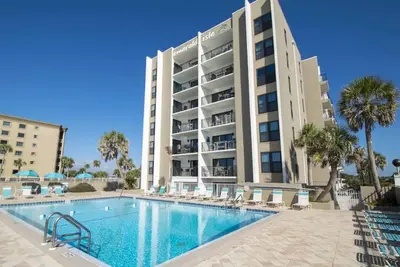 Image de Condo luxueux avec vue sur le golfe avec service de plage, Wifi, lit King, piscine chauffée, grillades!