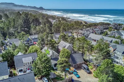 Distinctive Gem of a Beach Cottage has Hot Tub and More in Bella Beach!