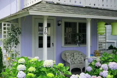 Image de Chérie situé dans le centre-ville de Oak Bluffs, à quelques pas de la ville et de la plage