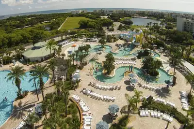 Image de Beach Resort avec parc aquatique - spacieux 2br / 2ba - 8 personnes