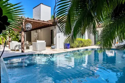 Image de Nouveau luxe 4 chambres, 3. 5 salles de bain, grande piscine chauffée, bain à remous creusé près de la plage